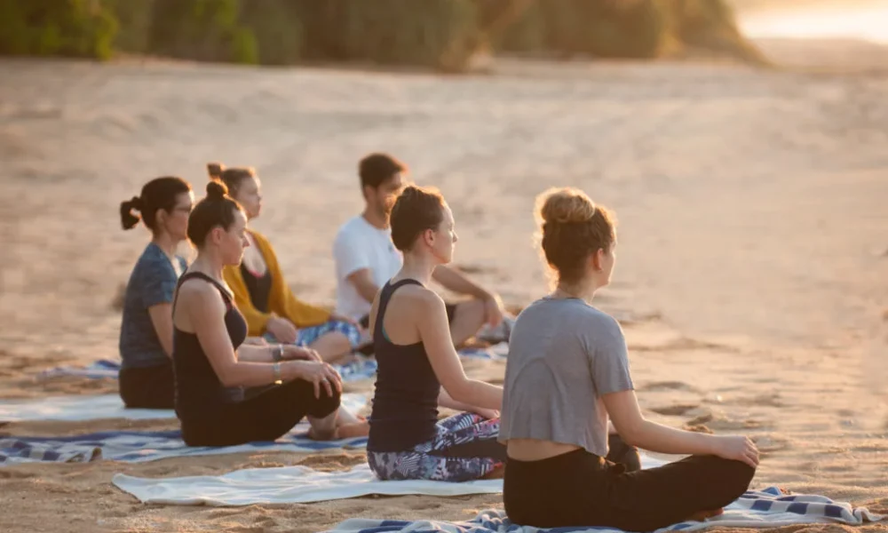 beach-group-meditation-sitting-1024x682